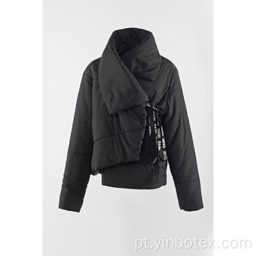 casaco de enchimento preto curto com gola grande